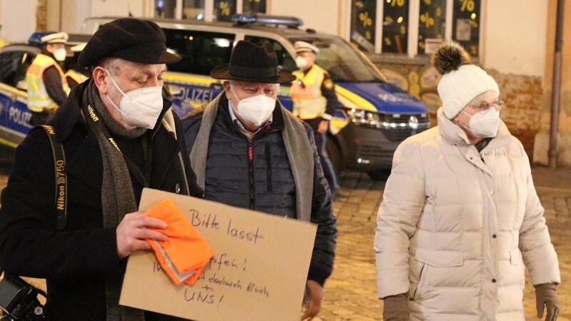 Organisator Klaus Lüchau (l., mit Rudi und Karin Linz) war mit dem Verlauf der ersten Versammlung vor dem Rathaus überaus zufrieden.