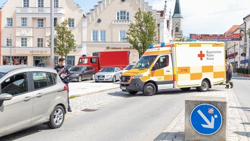 Auf dem Osterhofener Stadtplatz sind am Sonntagnachmittag ein Auto- und ein Motorradfahrer zusammengestoßen.