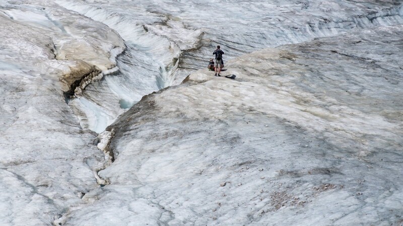 Ausflügler wandern auf der Zugspitze über den Gletscher. In naher Zukunft wird das nicht mehr möglich sein.