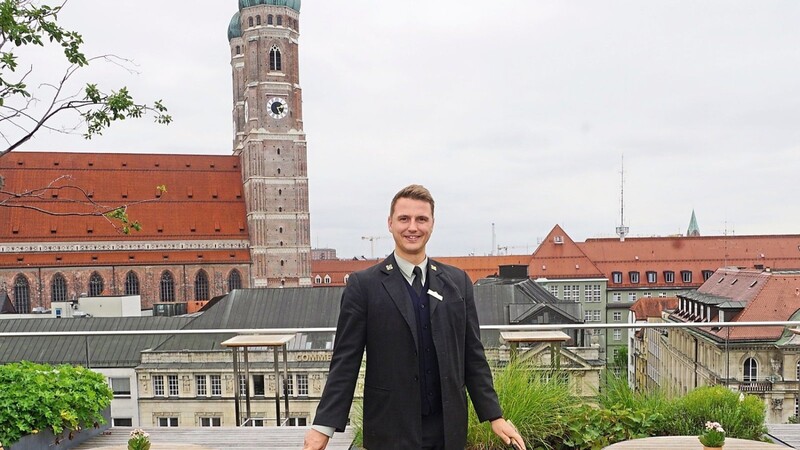 Was für ein Arbeitsplatz: Chef-Concierge Tobias Lindner auf der Dachterrasse des Luxushotels.