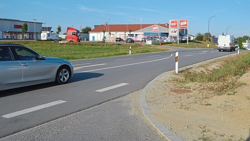 Die Überquerung der Landshuter Straße auf Höhe der Konrad-Zuse-Straße soll für die Passanten und die Eltern mit den Kindern erleichtert werden.