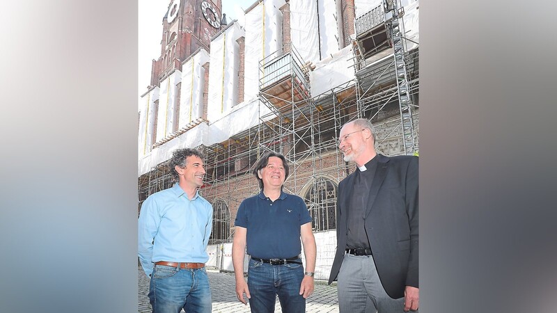 Projektsteuerer Thomas Gruber (l.), Kirchenpfleger Hubert Gruber (Mitte) und Stiftspropst Franz Joseph Baur vor der Großbaustelle