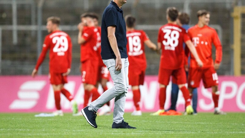Enttäuscht, während die Bayern-Spieler im Hintergrund feiern: 1860-Trainer Michael Köllner.