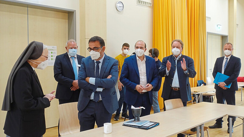 Klaus Holetschek (Dritter von links) interessierte sich auch für die Anliegen der Solanusschwestern, die noch am Kinderkrankenhaus tätig sind.