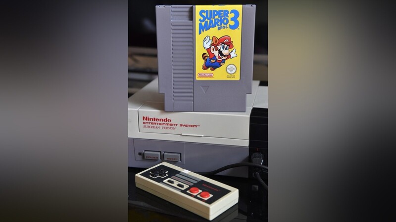 Ein "Super Mario 3" Spiel steht auf einer NES Konsole.
