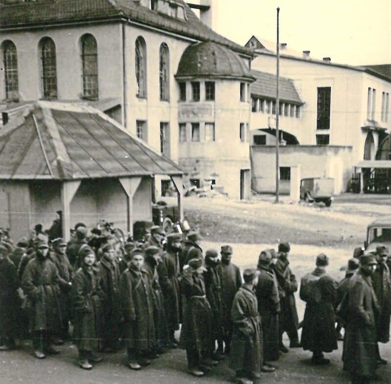 Einige erhalten gebliebene Fotos zeigen das Eintreffen der ersten Kriegsgefangenen im Stalag VII A. 