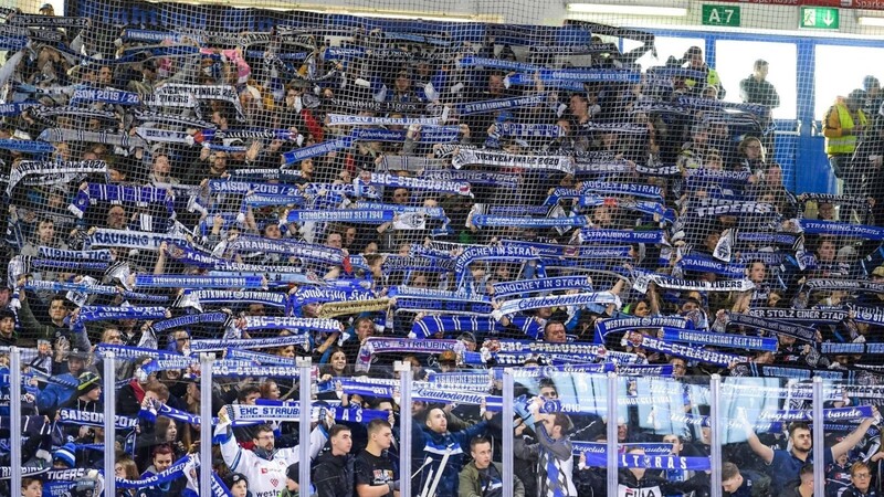 Das Straubinger Eisstadion könnte bald wieder annähernd voll besetzt sein. Allerdings müssten die Fans auf den Rängen dann Masken tragen.