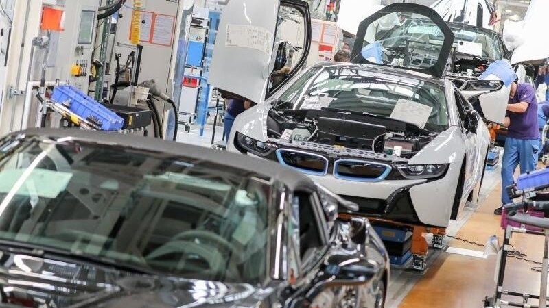 Mitarbeiter im BMW-Werk Leipzig arbeiten in der Montage des i8.