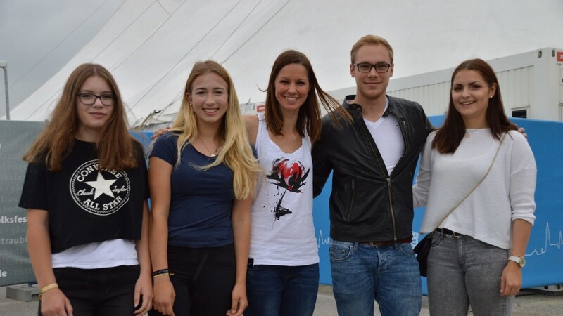 Die Freistunde-Gewinner beim "Meet and Greet" mit ihrem Star Christina Stürmer in der Mitte: Verena Ostermeier (15), Sabrina Artmann (15), Sebastian Maiß (19) und Verena Bauer (19, von links).