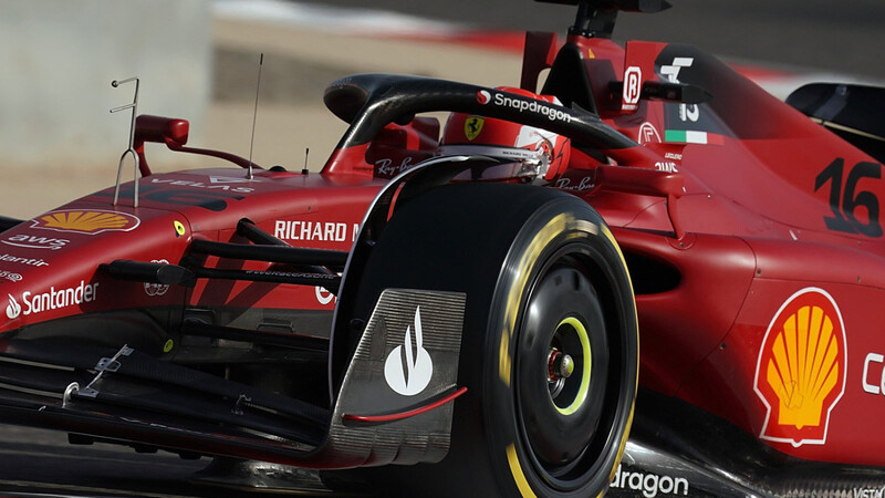 Der monegassische Fahrer Charles Leclerc vom Team Ferrari holt im ersten Rennen der Saison die erste Pole Position.