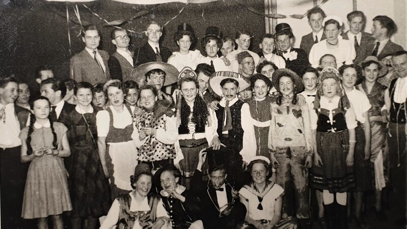 Fasching beim Sing- und Volkstanzkreis. Entstanden ist das Foto 1952 oder 53, es zeigt rechts Franz Pfeffer, neben ihm Anneliese Fritz.