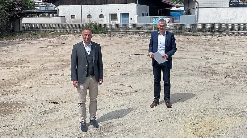 Hier entsteht ein Parkplatz: Bürgermeister Armin Grassinger und Landrat Werner Bumeder vor dem Areal der ehemaligen Stadionstubn.
