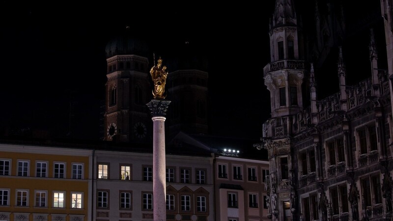 Die Frauenkirche, die Mariensäule und das Rathaus (r) in München aufgenommen unbeleuchtet während der "Earth Hour" 2020. Auf der ganzen Welt gehen am Samstag an vielen Gebäuden und Sehenswürdigkeiten für eine Stunde die Lichter aus, um ein Zeichen für den Klima- und Umweltschutz zu setzen.