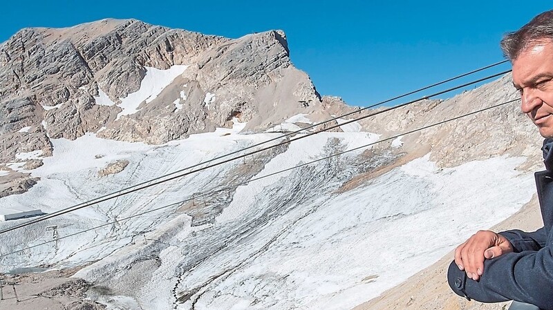 Vom Schneeferner ist nicht viel übrig. Ministerpräsident Markus Söder hat sich am Mittwoch die Reste des Gletschers auf der Zugspitze angesehen.