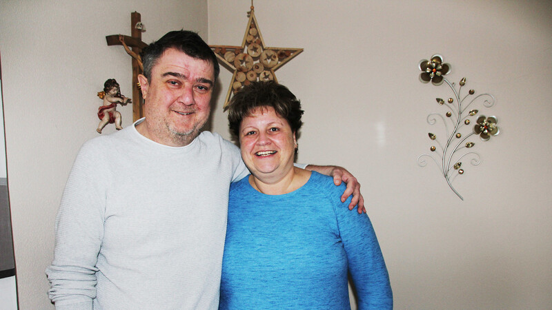 Ralf und Angela Mehrl ist das Lachen nicht vergangen. Doch das Ehepaar hat ein furchbares Jahr hinter sich: Beide infizierten sich im Frühjahr mit dem Corona-Virus, der 55-Jährige aus Roding lag acht Wochen im Koma und kämpft sich jetzt mühsam ins Leben zurück.