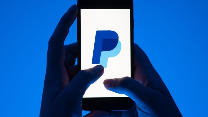 Das Logo des Bezahldienstes Paypal auf einem Smartphone: Das Bundeskartellamt hat ein Verfahren gegen den Online-Bezahldienst Paypal wegen des Verdachts der Behinderung von Wettbewerbern und der Beschränkung des Preiswettbewerbs eingeleitet.