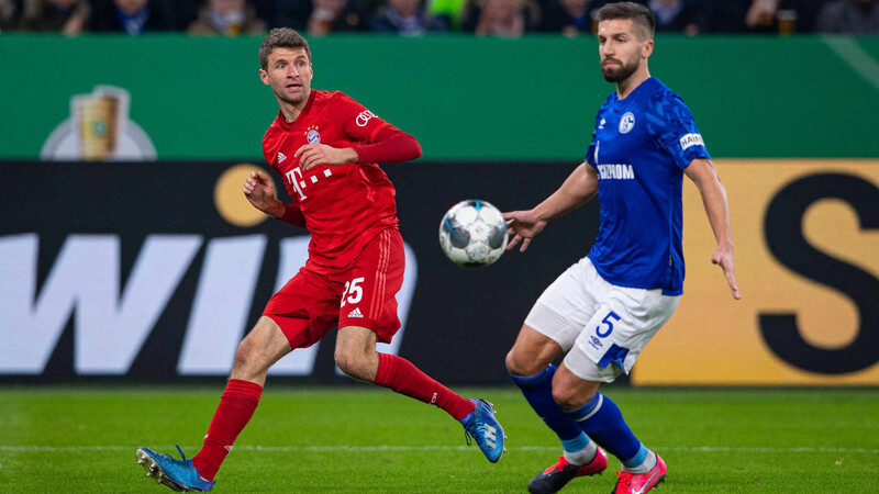 Thomas Müller (l.) spielte auf Schalke im Sturm ? und blieb dabei wirkungslos.