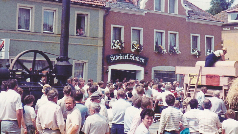 Dampfmaschine treibt Dreschmaschine an: 1983 war dies auf dem Stadtplatz beim Bürgerfest eine Sensation.