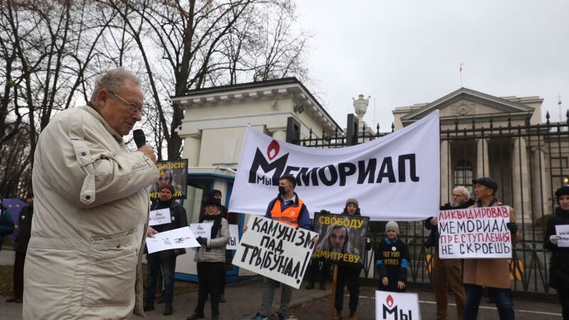 Eine Demonstration für die russische Menschenrechtsorganisation Memorial im vergangenen Jahr in Warschau.