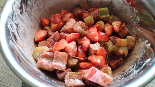 Klein geschnittene Erdbeeren und Rhabarber vermengen.
