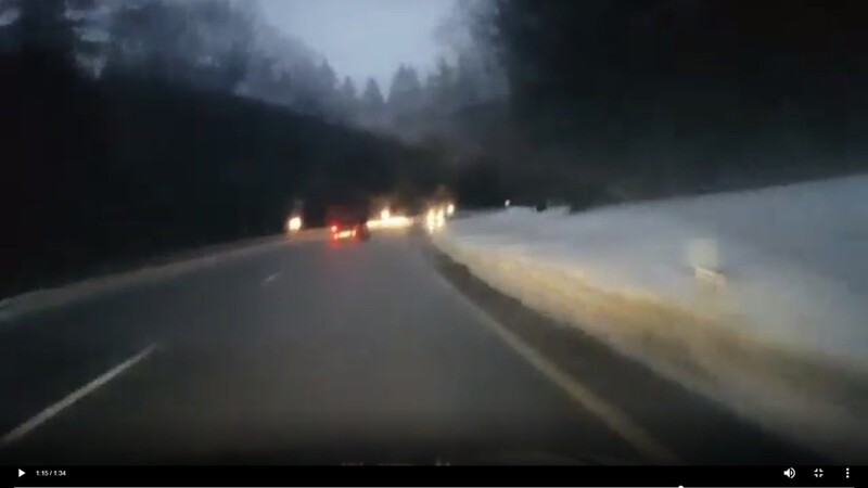 94 Sekunden lang filmten zwei bislang unbekannte Männer Anfang Februar auf der Staatsstraße zwischen Sankt Englmar und Kollnburg die Notlage eines Autofahrers und dessen Unfall. Das Video posteten sie schließlich auf Facebook, die Polizei verständigten sie nicht.