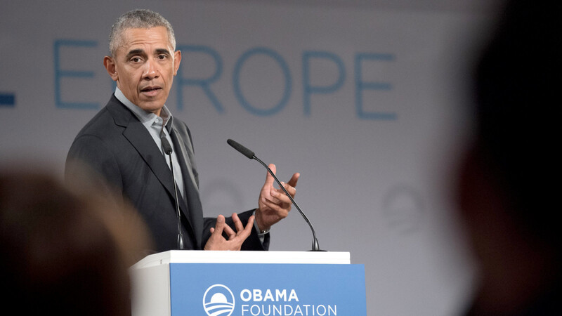 Barack Obama verzückt seine Zuhörer in Berlin. inzwischen ist der frühere US-Präsident für seine Stiftung unterwegs.