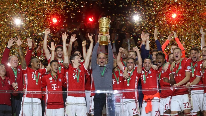 Pep Guardiola und seine Mannschaft jubeln mit dem DFB-Pokal.