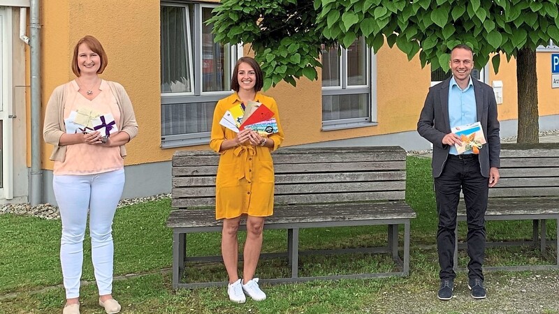 Corinna Schwimmbeck (l.) und Julia Schmid (im Bild mit Bürgermeister Armin Grassinger) leiten das Stadtmarketing.