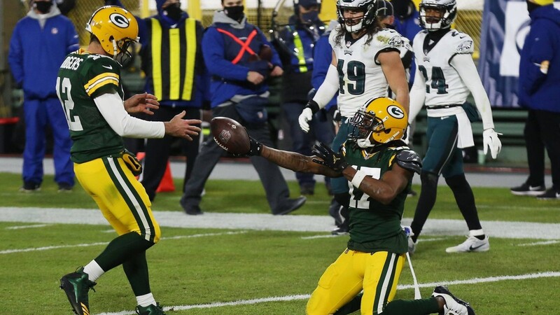 Davante Adams (rechts) übergibt Aaron Rodgers (links) den Ball, nachdem der Quarterback der Green Bay Packers seinen 400. Touchdown-Pass erzielt hatte.