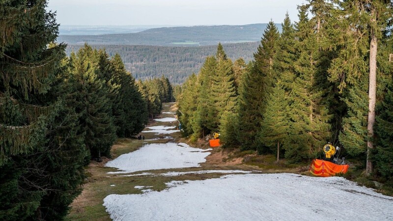 Auf der Abfahrt Nord am Ochsenkopf liegt wenig Schnee.