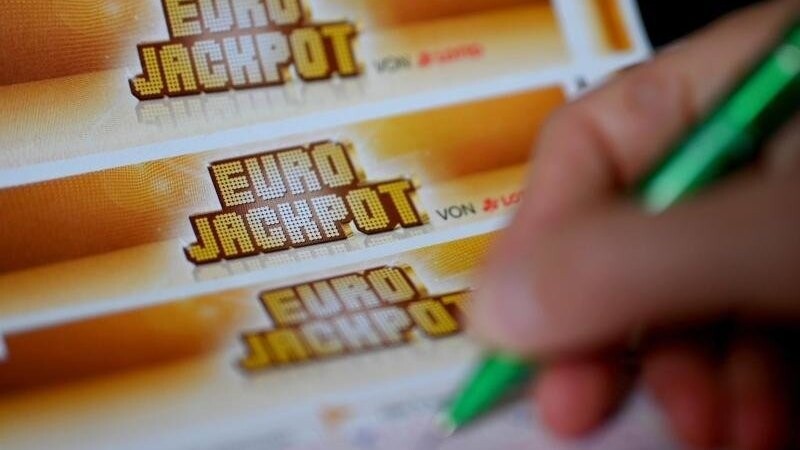 Ein Mann füllt einen Eurojackpot-Lotterieschein aus. Symbolbild.