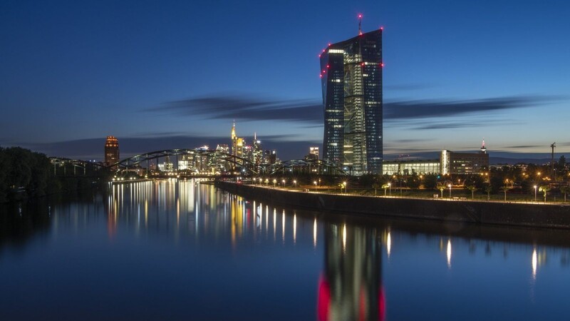 Die Zentrale der Europäischen Zentralbank in Frankfurt: Die Geldpolitik der Notenbank macht den Instituten zu schaffen.