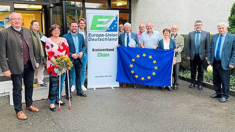 Die neu gewählte Vorstandschaft der Europa-Union im Landkreis Cham mit ihrem neu gewählten Vorsitzenden MdL Dr. Gerhard Hopp.