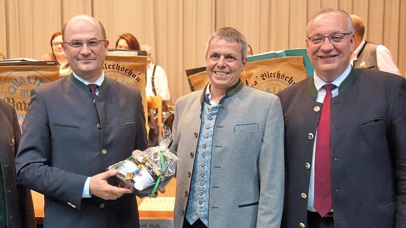 Bürgermeister Markus Ackermann, Martin Frank und Landrat Franz Löffler bedankten sich bei Finanzminister Albert Füracker (Zweiter von links).