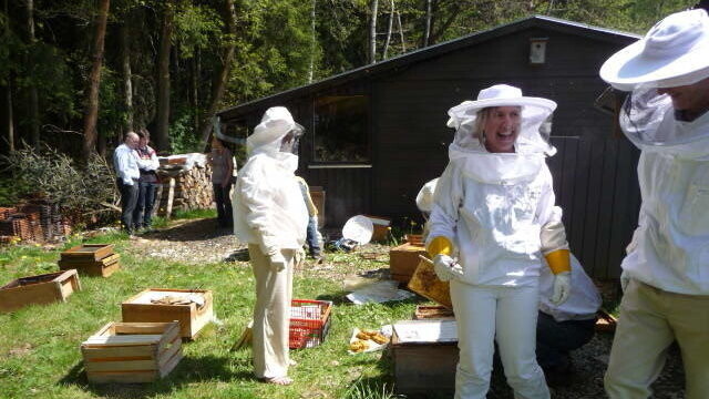 Beim Probeimkern lernen die Neueinsteiger, worauf es bei der Bienenzucht ankommt - und haben dabei sichtlich Spaß. Foto: Privat
