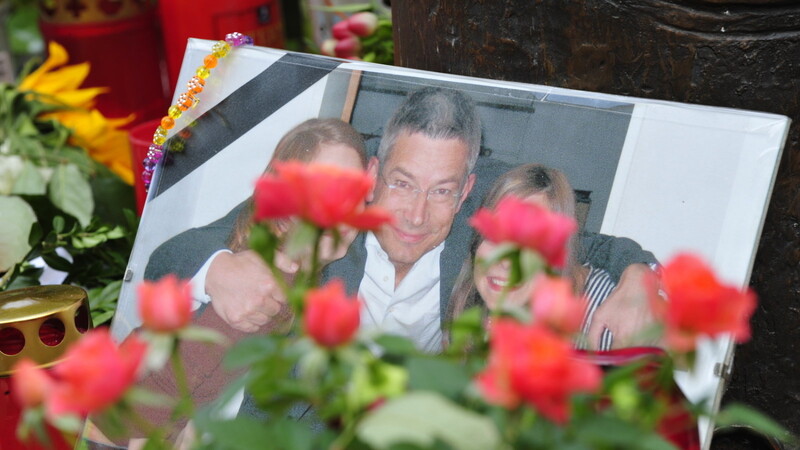 ARCHIV - Das Bild des Opfers Dominik Brunner stand wenige Tage nach der Attacke am Tatort zwischen Kerzen und Blumen.