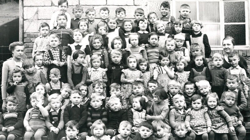 Mit 20 Jahren übernahm Martha Schilling die Leitung des Kindergartens in Emskirchen (rechts im Bild). Sie war für 72 Buben und Mädchen zuständig und hatte eine 14-jährige Helferin.