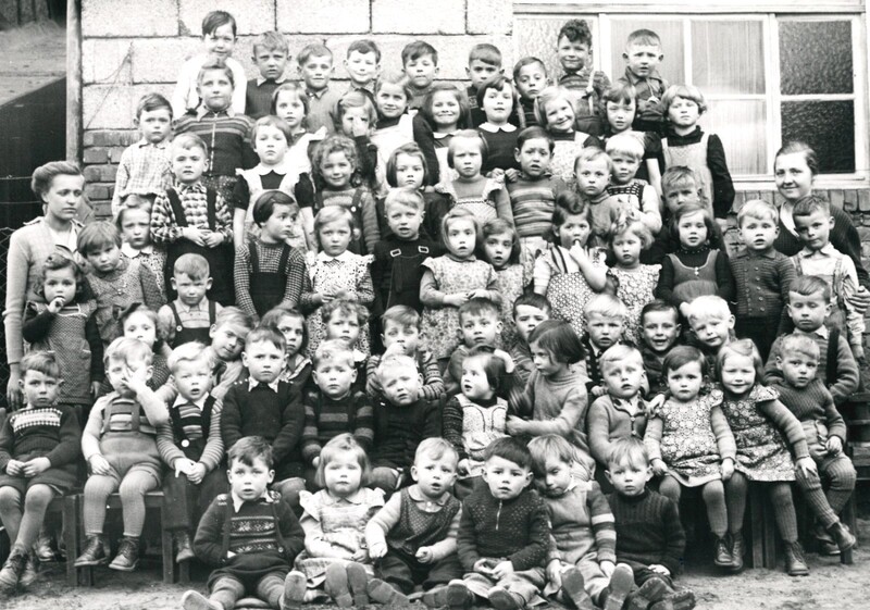Mit 20 Jahren übernahm Martha Schilling die Leitung des Kindergartens in Emskirchen (rechts im Bild). Sie war für 72 Buben und Mädchen zuständig und hatte eine 14-jährige Helferin. 