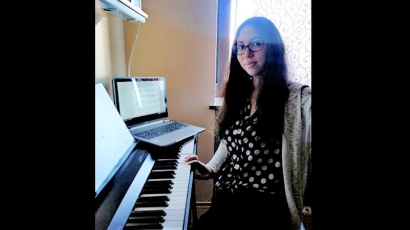 Komponieren und Lieder für den Zachäuschor suchen - damit vertreibt sich Jennifer Lenz den Tag.