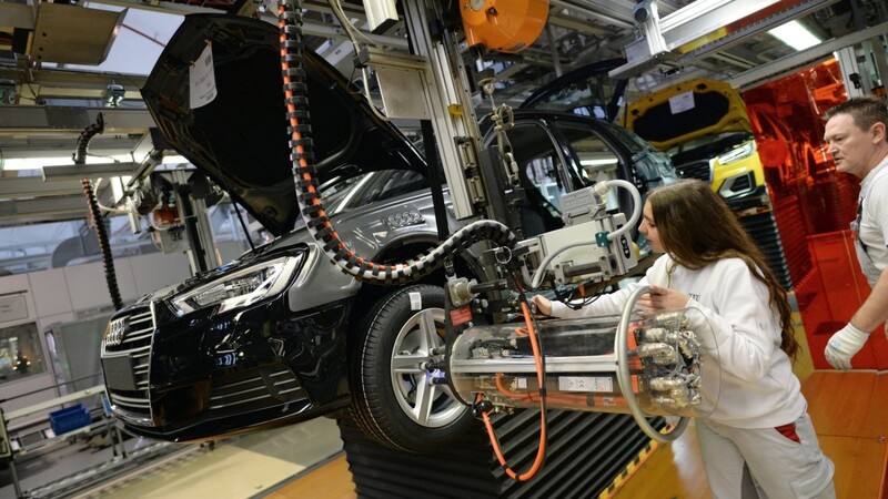 Zu einem Sorgenkind entwickelt sich die bayerische Autoindustrie mit ihren 208 000 Beschäftigten und 106 Milliarden Euro Jahresumsatz.