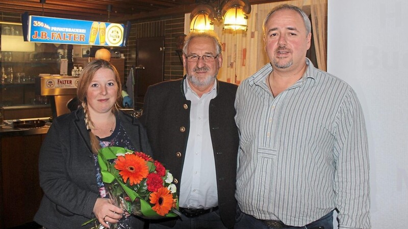 Hans Schopf (Mitte) überreichte Katharina Probst einen Blumenstrauß, weil sie ihrem Mann stets unterstützend zur Seite steht.
