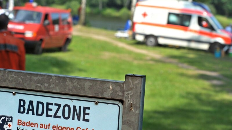 Mehrere Helfer retteten den bewusstlosen 78-Jährigen aus der Donau. Er wurde mit einem Rettungshubschrauber ins Krankenhaus geflogen.