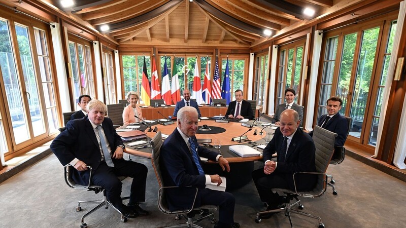 Die G7-Staatschef sitzen bei der ersten Arbeitssitzung zum Thema weltwirtschaftliche Lage auf Schloss Elmau.