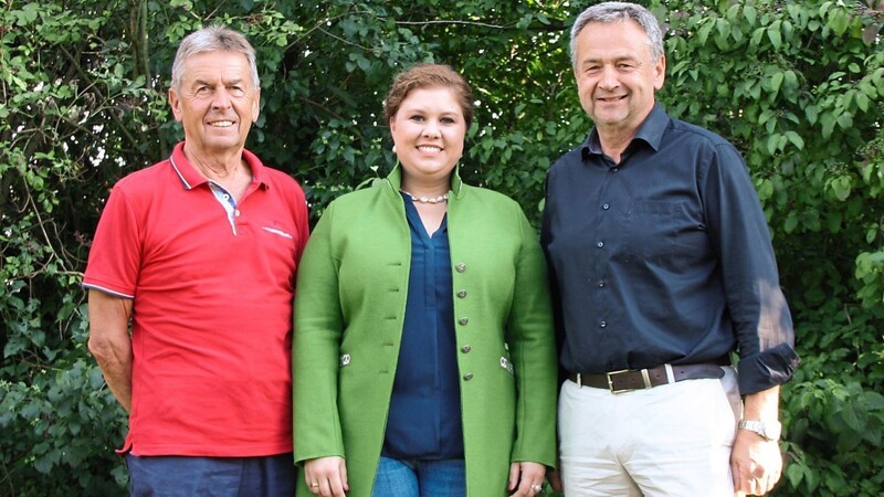 Alexandra Riedl steigt für die Stadtratsfraktion der Freien Wähler als Kandidatin um das Amt des Bürgermeisters in den Ring. Links Alfred Wittmann, rechts Dr. Reinhold Schoierer.