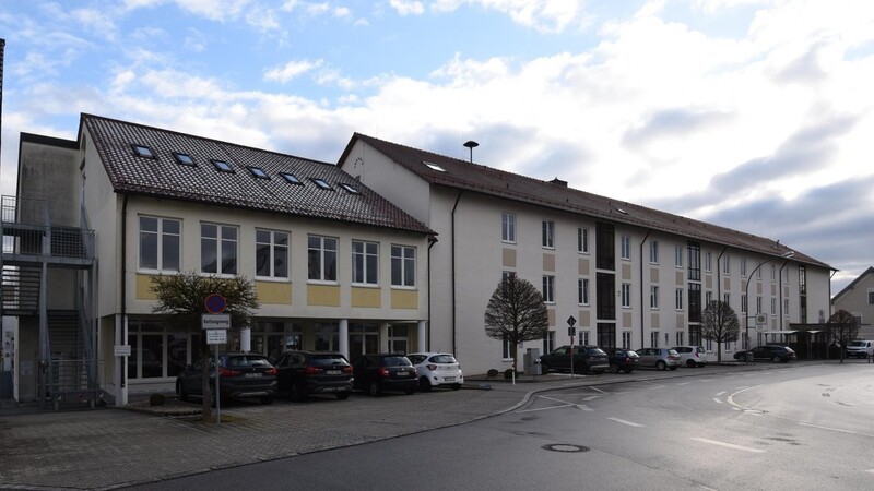 Die Grundschule Vilsbiburg mit der danebenliegenden Aula und der Turnhalle (links im Bild).