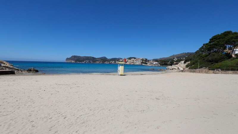 Menschenleer: der Strand von Paguera auf Mallorca.