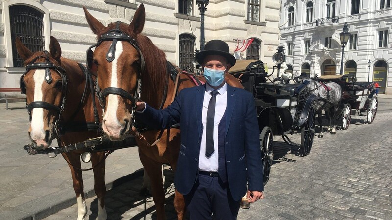 Wien: Adam Liko, Fiaker-Fahrer, wartet mit Mundschutz neben dem Pferdegespann auf Kundschaft.
