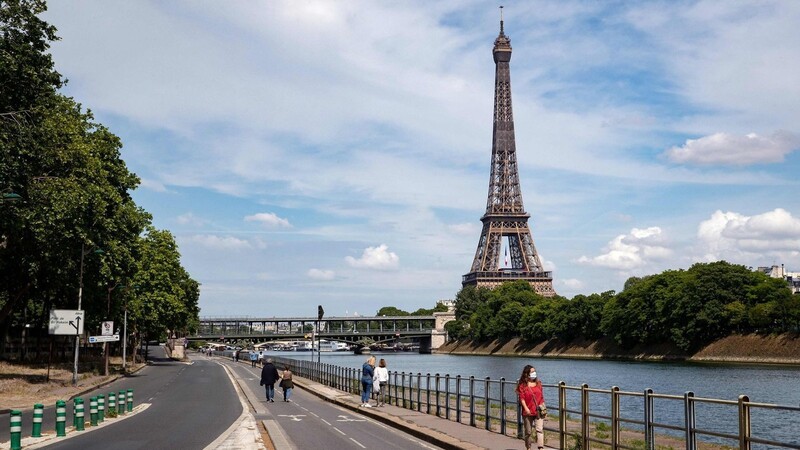 Nichts los: einsame Spaziergänger an der Seine in Paris.