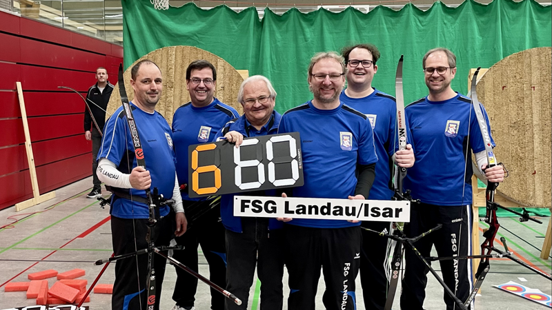 Die Mannschaft der FSV Landau mit (v.l.) Bernhard Labermeier, Stefan Opeltz, Klaus Wallner (Coach), Günter Weisental, Max Steinbeißer und Stefan Wallner überzeugte in Neumarkt/Opf. vollends.