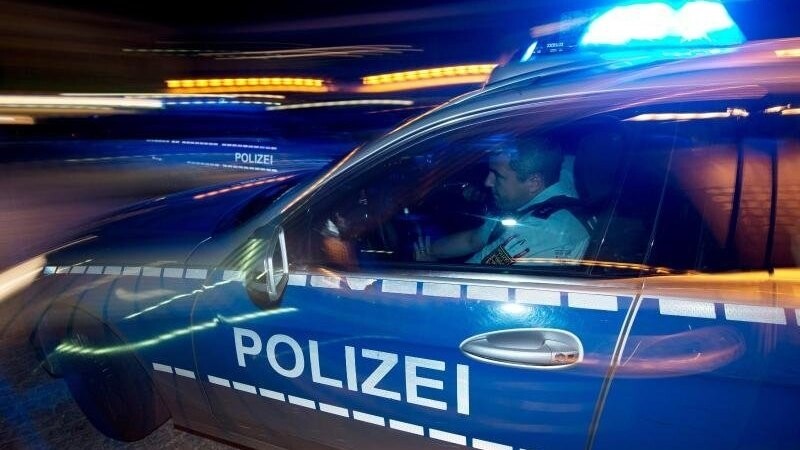 Der Regensburger Polizei ging am Wochenende ein mutmaßlicher Drogendealer vor einer Diskothek am Petersweg ins Netz. (Symbolbild)